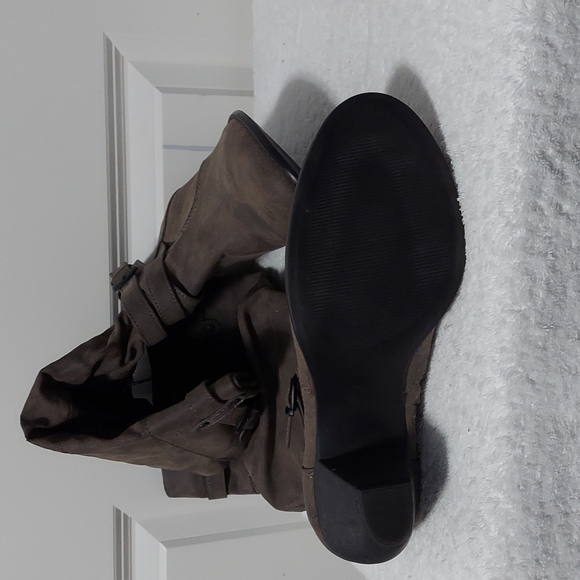 Mudd brown size 10 buckle on the side boots. - Picture 5 of 6